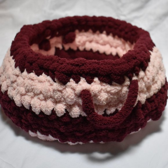 HAND CRAFTED Cochet Pet bed with Handles - Picture 4 of 9